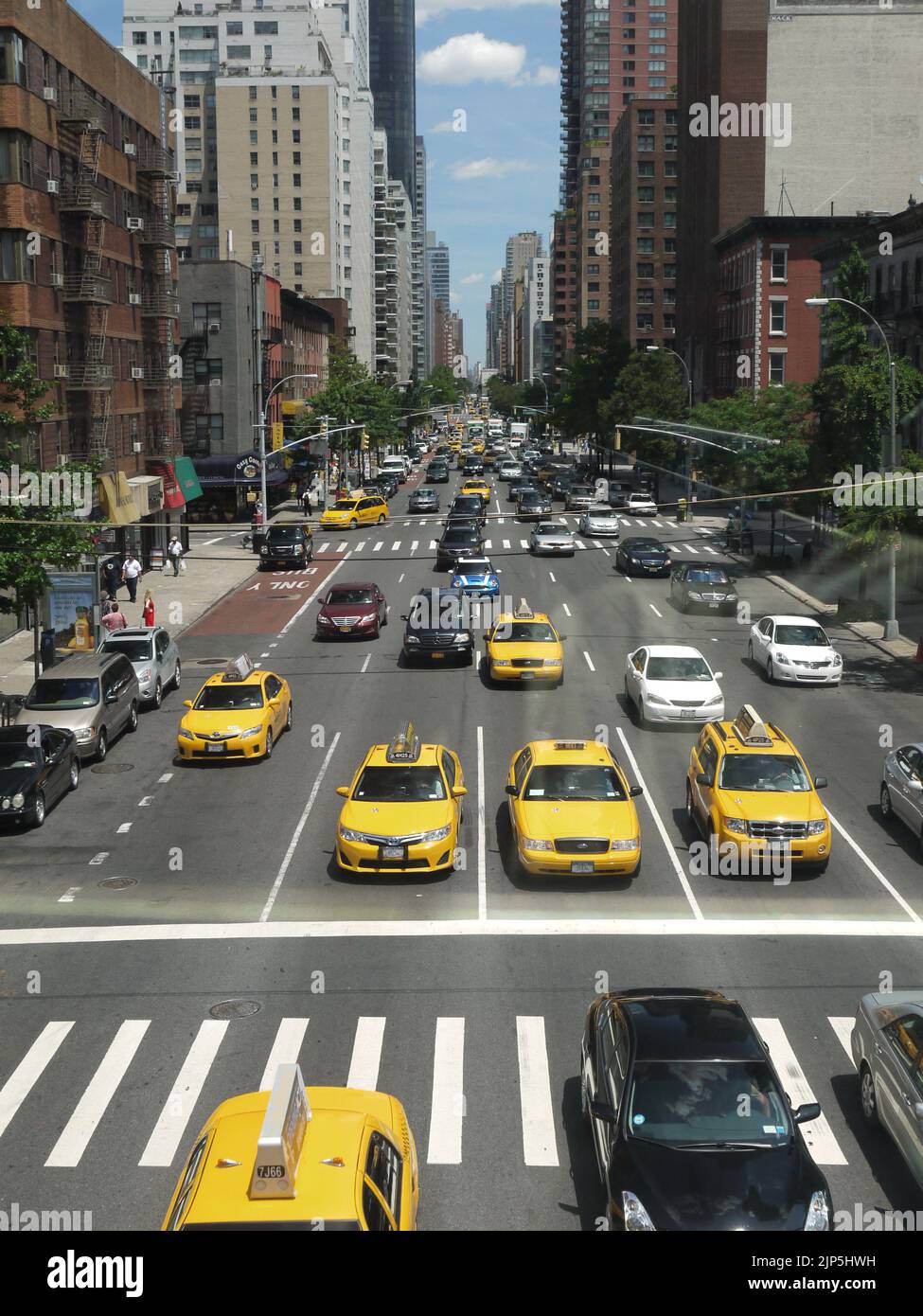 Ariel Ansicht der Second Avenue mit New York Yellow Medallion Taxis, Upper East Side, von der Roosevelt Island Ariel Tramway genommen Stockfoto