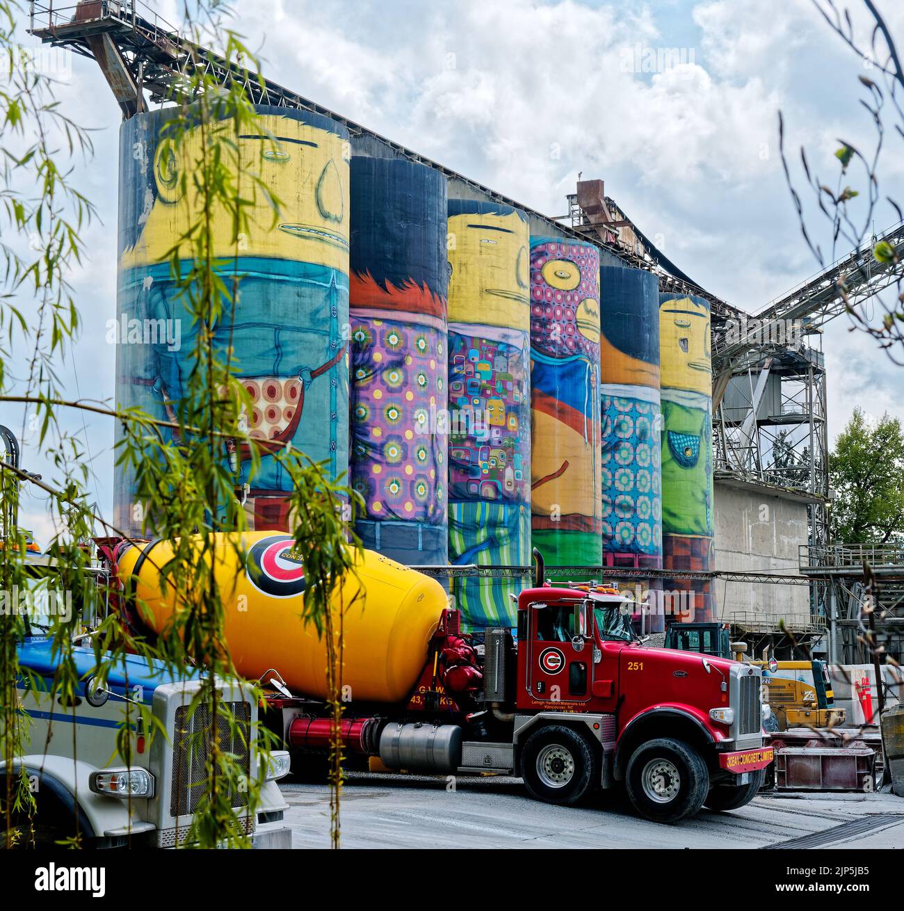 VANCOUVER, BRITISH COLUMBIA - 1. Mai 2022: Die Getreidesilos auf Granville Island gehören zu den meistfotografierten Dingen in Vancouver. Sie sind die Arbeit o Stockfoto