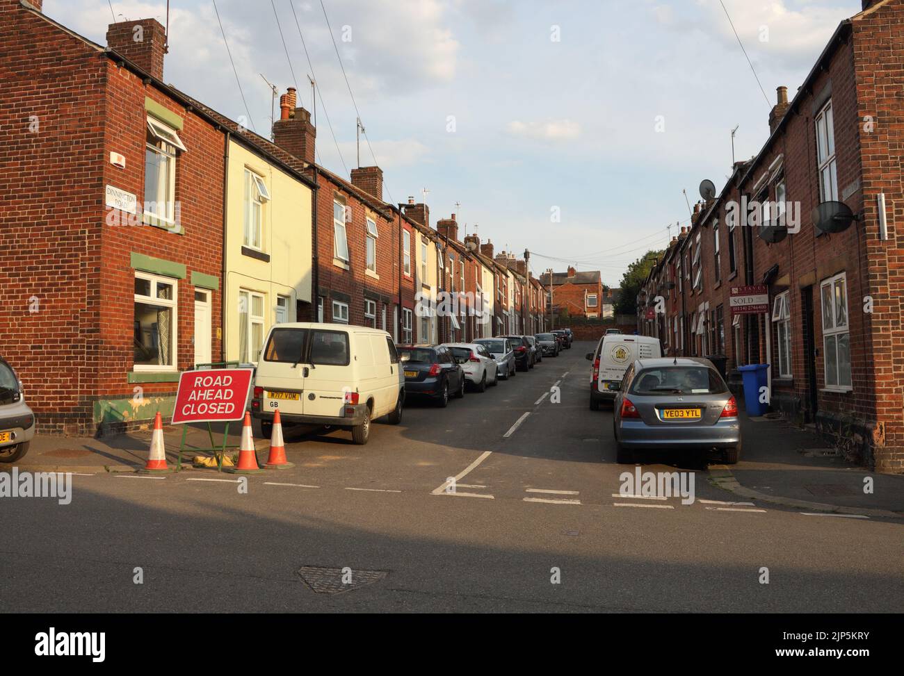 Dinnington Road, Sackgasse mit Reihenhäusern, Sheffield England. Blick auf die Straße Stockfoto