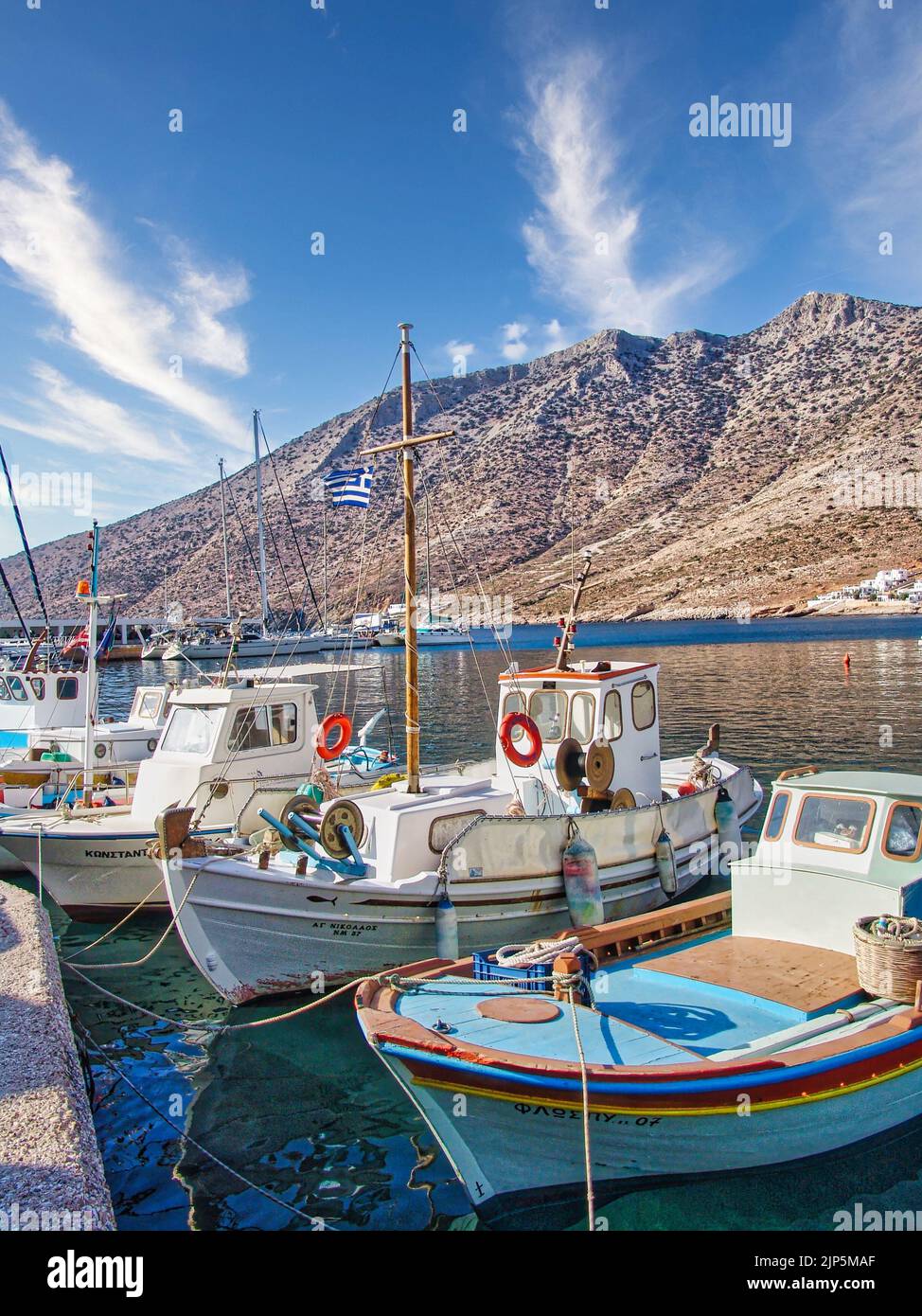 Eine vertikale Aufnahme von Booten im Wasser, die auf einem Hafen in der Nähe des Dorfes Kamares auf Kreta, Griechenland, geparkt wurden Stockfoto