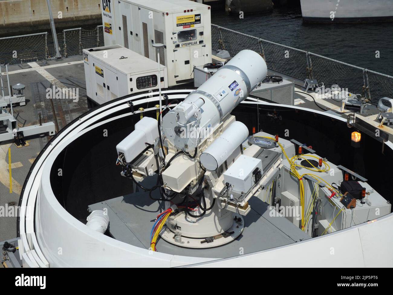 Das Laser Weapon System (Gesetze) wird vorübergehend an Bord der USS Dewey installiert. (8635970792) Stockfoto