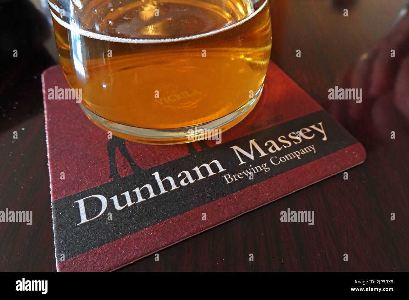 Beermat im Brauereihahn, Dunham Massey Brewing Company, 18 Bridgewater St, Lymm, Warrington, Cheshire, ENGLAND, GROSSBRITANNIEN, WA13 0AB Stockfoto