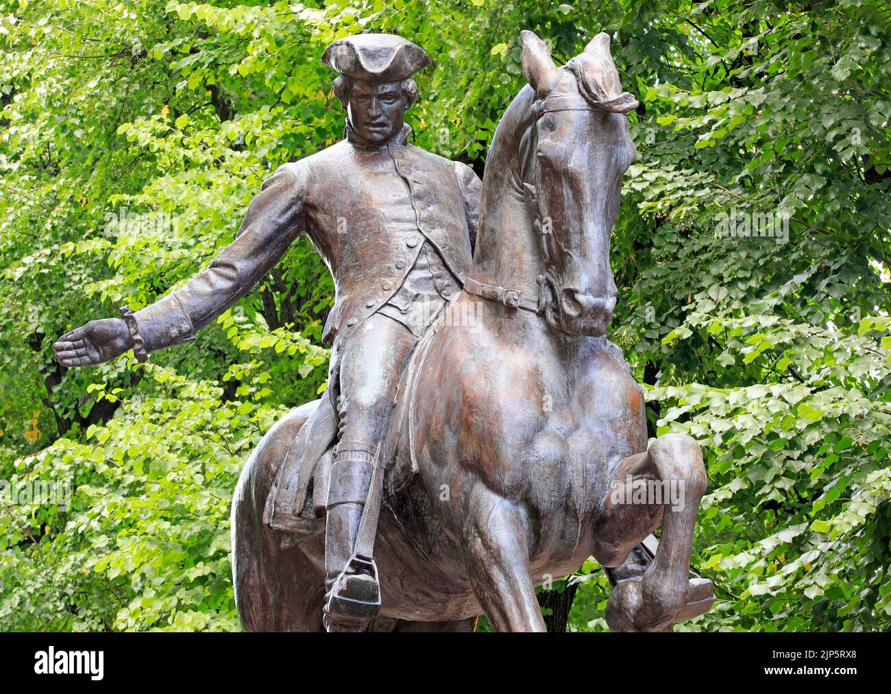 Statue von Paul Revere auf dem Boston Freedom Trail historischer Touristenpfad mit grünem Hintergrund, Boston, USA Stockfoto