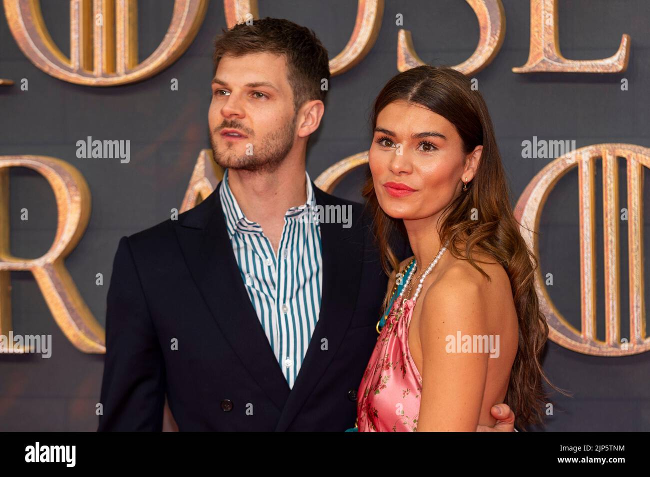 London, Großbritannien. 15. August 2022. (L) Sie Tuber Jim Chapman und Model Sarah Tarleton besuchen die Sky Group Premiere in Leicester Square Gardens von ‘House of the Dragon’, der neuen Serie basierend auf George R.R. Martin’s Fire & Blood Roman, der 200 Jahre vor den Ereignissen von ‘Game of Thrones’ spielt und die Geschichte des Hauses Targaryen erzählt. Die Serie beginnt am Sky 22 August. Kredit: Stephen Chung / EMPICS / Alamy Live Nachrichten Stockfoto