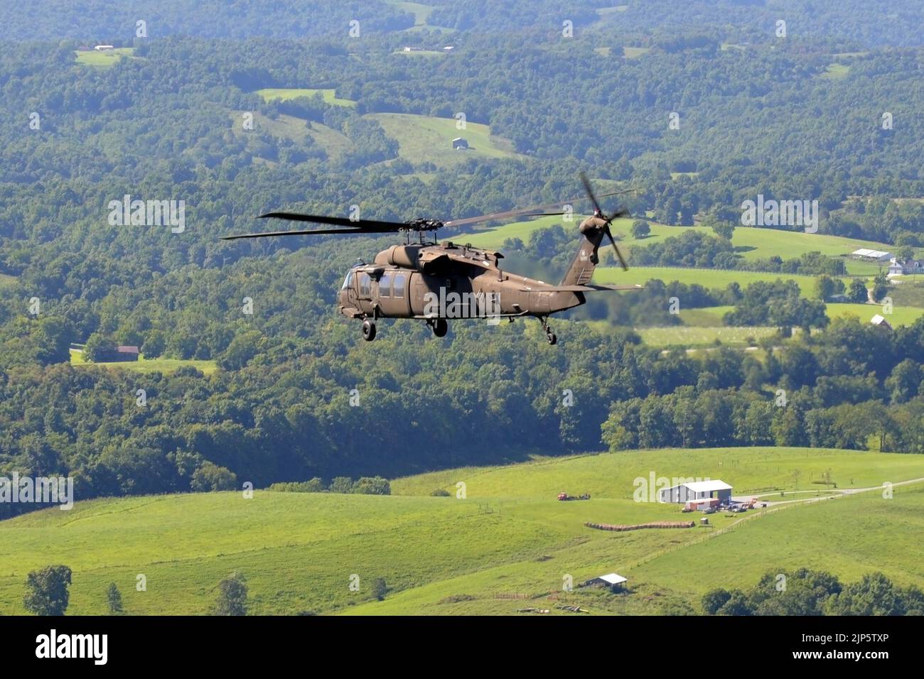 U.S. Army Corps of Engineers Great Lakes und Ohio River Division Commander Brig. Gen. Kimberly Peeples, zusammen mit Mitarbeitern der Great Lakes and Ohio River Division und des Louisville District, untersuchen die Überschwemmungsschäden im Osten von Kentucky am 12. August 2022 an Bord eines UH-60 Black Hawk, der von der US Army Reserve 244. ECAB aus Fort Knox geflogen wurde. Diese Überführung ermöglichte es der Division und der Bezirksleitung, eine wahre Perspektive auf das Ausmaß der Schäden zu erhalten, die durch die historischen Überschwemmungen hinterlassen wurden, die im Juli 2022 den Osten Kentuckys heimgesucht hatten. Stockfoto