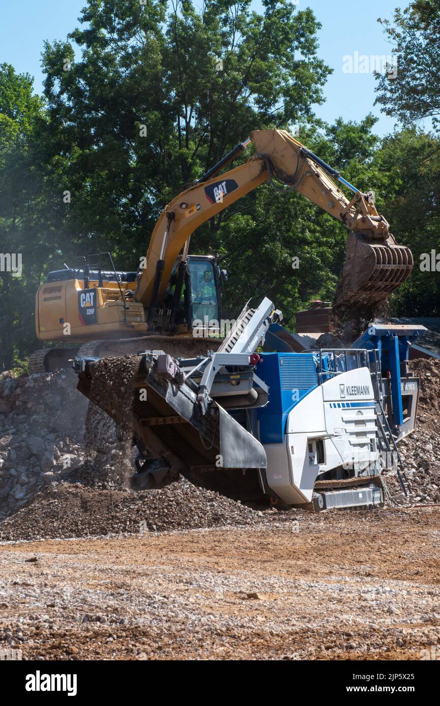 Die Bauarbeiten am neuen Louisville VA Medical Center werden am 9. August 2022 fortgesetzt. Das Projekt umfasst den Bau eines neuen 910.115 Quadratmeter großen medizinischen Zentrums, Parkstrukturen, eine 42.205 Quadratmeter große zentrale Versorgungsanlage, Straßen, Gehwege und andere Standortverbesserungen. Das neue Full-Service-Krankenhaus mit 104 Betten in Louisville, Kentucky, wird mehr als 45.000 Veteranen in Kentucky und im Süden von Indiana eine erstklassige Gesundheitsversorgung bieten. Die Bauarbeiten werden voraussichtlich 2026 abgeschlossen sein. Stockfoto