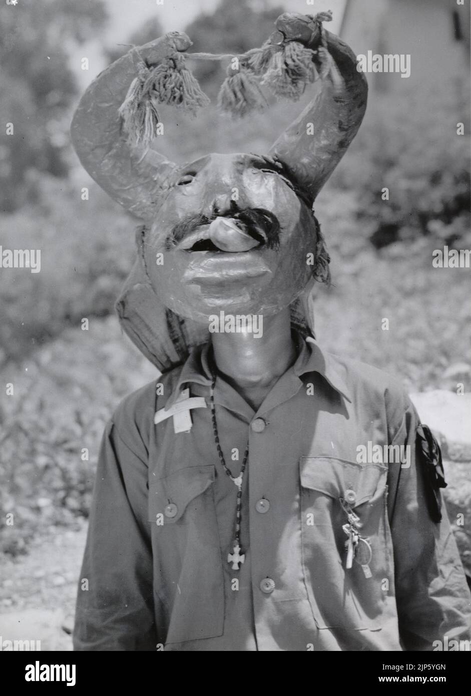 Schwarz-Weiß-Fotografie eines Tänzers, der eine Maske trägt, während des Diablos Danzantes del Yare (Dancing Devils of Yare), einem religiösen Fest, das in San Francisco de Yare im Bundesstaat Miranda am Fronleichnamsfest in Venezuela, Südamerika, gefeiert wird Stockfoto