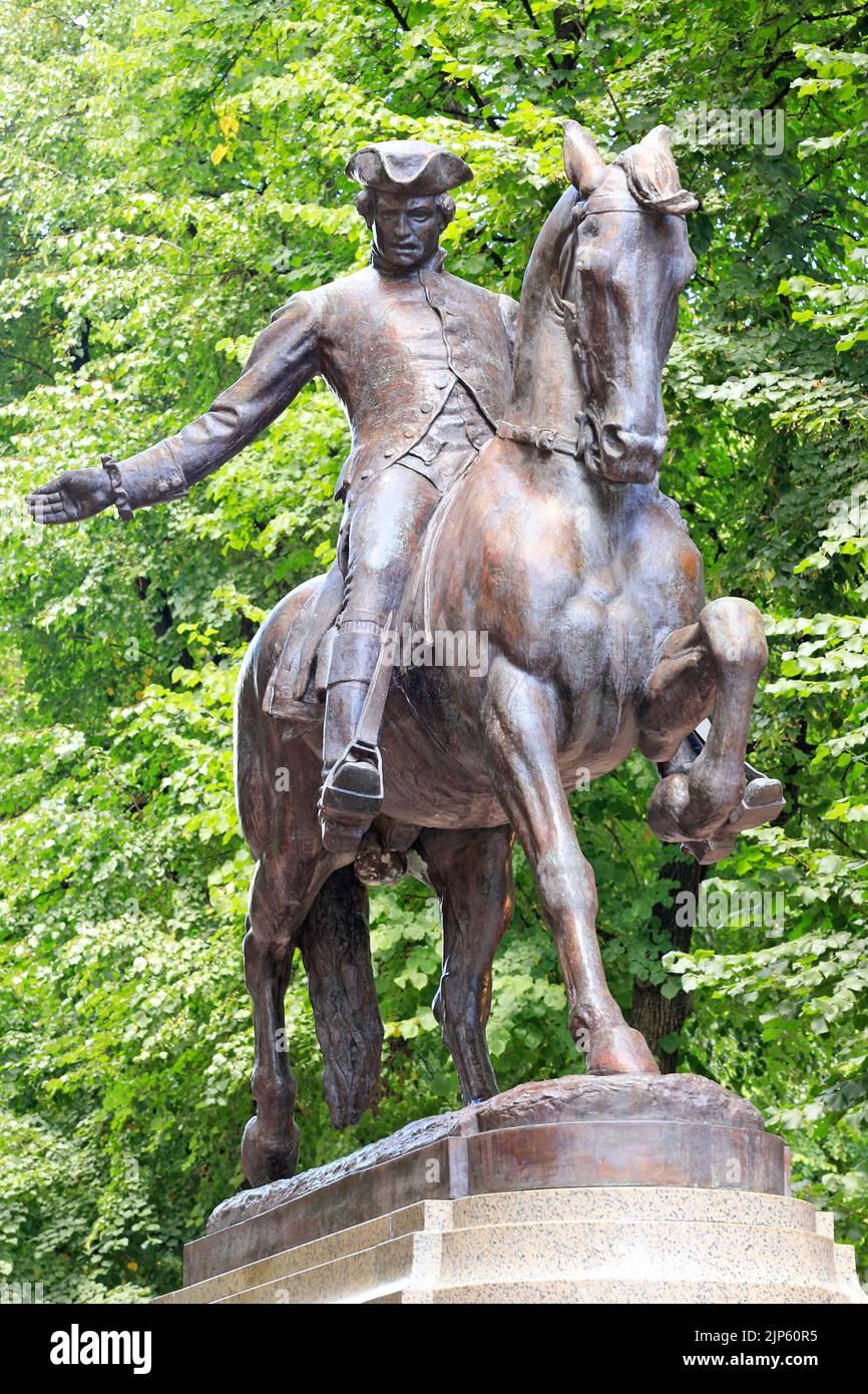 Statue von Paul Revere auf dem Boston Freedom Trail historischer Touristenpfad mit grünem Hintergrund, Boston, USA Stockfoto