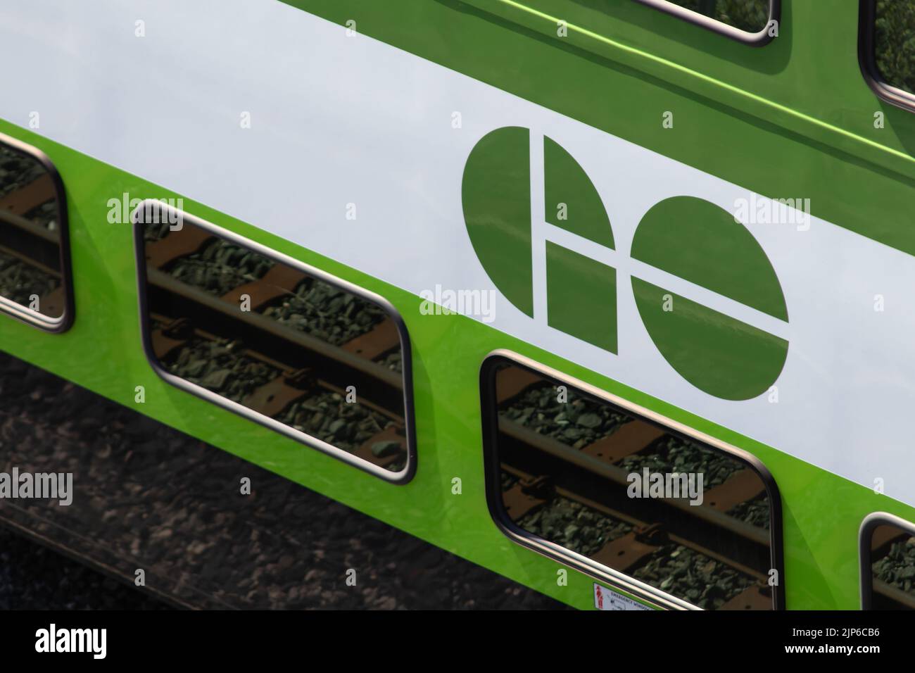 Eine Nahaufnahme des GO Transit-Logos auf einem neuen GO-Zug. GO Transit ist ein regionales öffentliches Nahverkehrssystem, das die Region Toronto bedient. Stockfoto