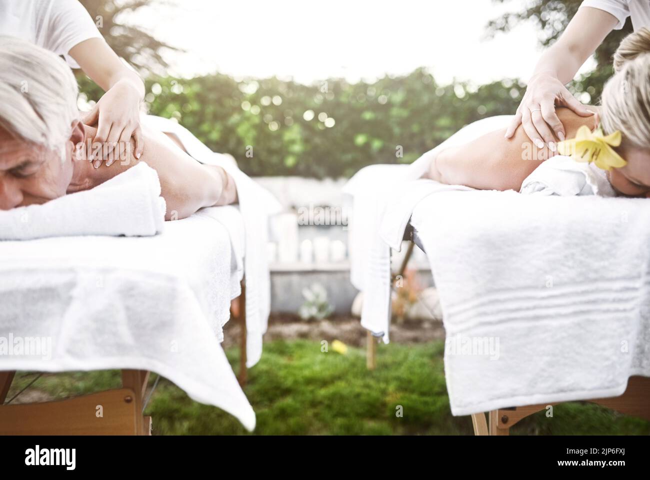 Wir sollten dies zu einem Wochenendausflug machen: Ein Paar mittleren Alters, das tagsüber eine entspannende Massage in einem Spa gemeinsam hat. Stockfoto