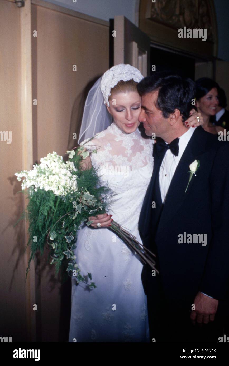 Peter Falk und Shera Danese bei ihrer Hochzeit 1977 Quelle: Ralph Dominguez/MediaPunch Stockfoto