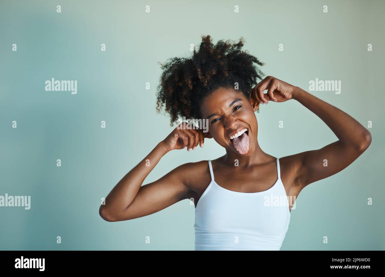 Sei dumm, was auch immer du taufst, sei dir treu. Studioaufnahme einer schönen, frisch gesichtigen jungen Frau, die vor grünem Hintergrund posiert. Stockfoto