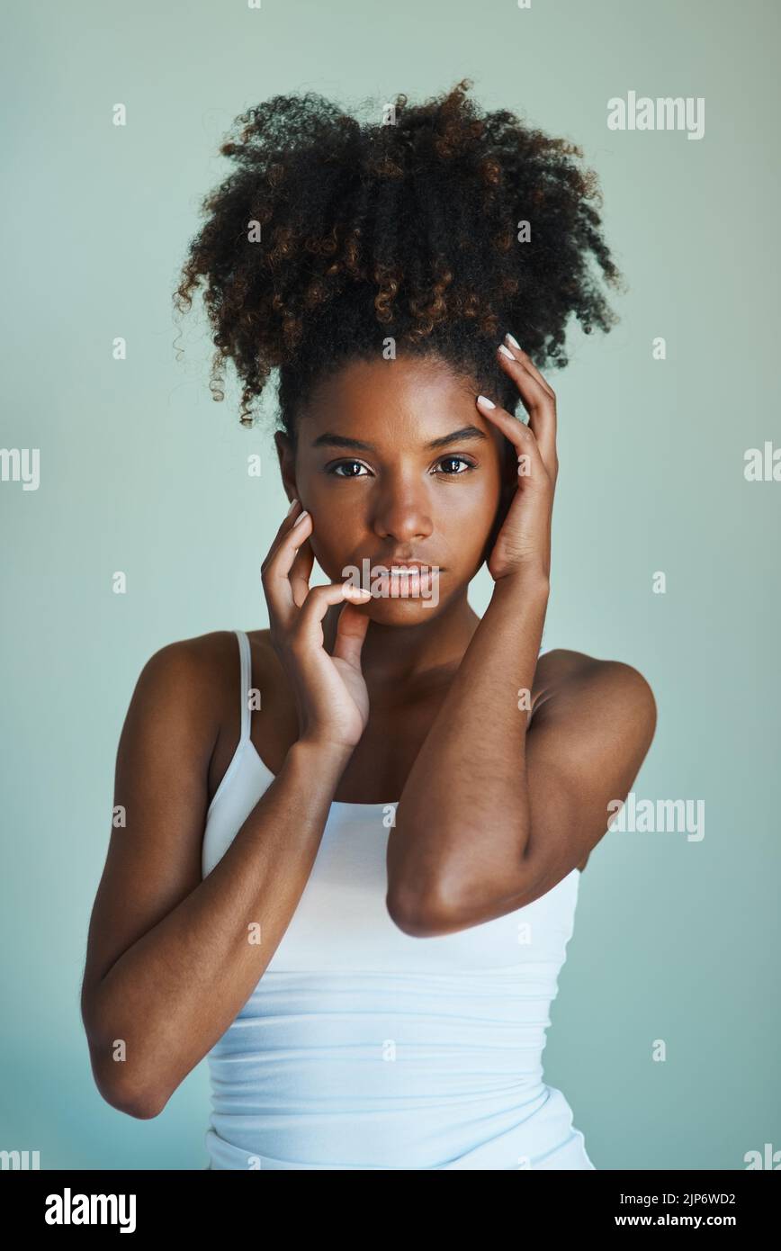 Frisch gesichtet und wunderschön. Studioaufnahme einer schönen, frisch gesichtigen jungen Frau, die vor grünem Hintergrund posiert. Stockfoto