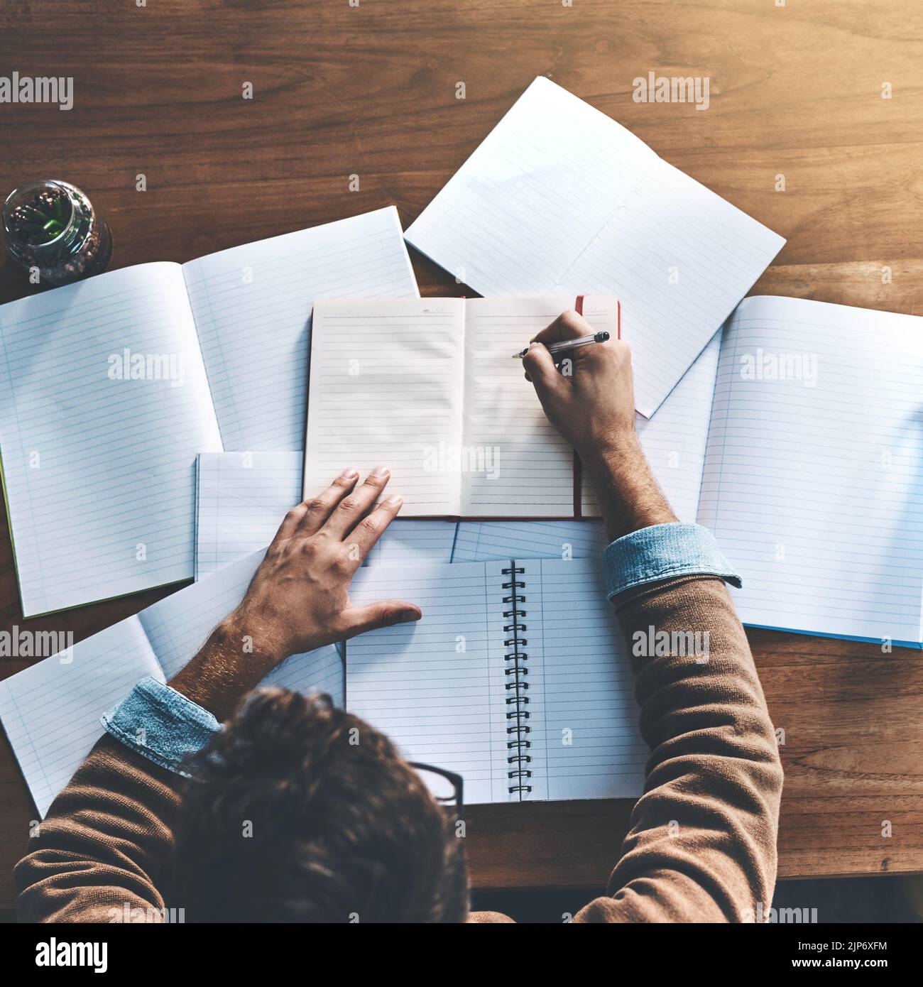 Denken, Planen und Brainstorming Business-Mann Lesen und Schreiben von Notizen an einem Schreibtisch von oben. Kreative männliche Zeichnung mindmap und die Planung einer Mission Stockfoto