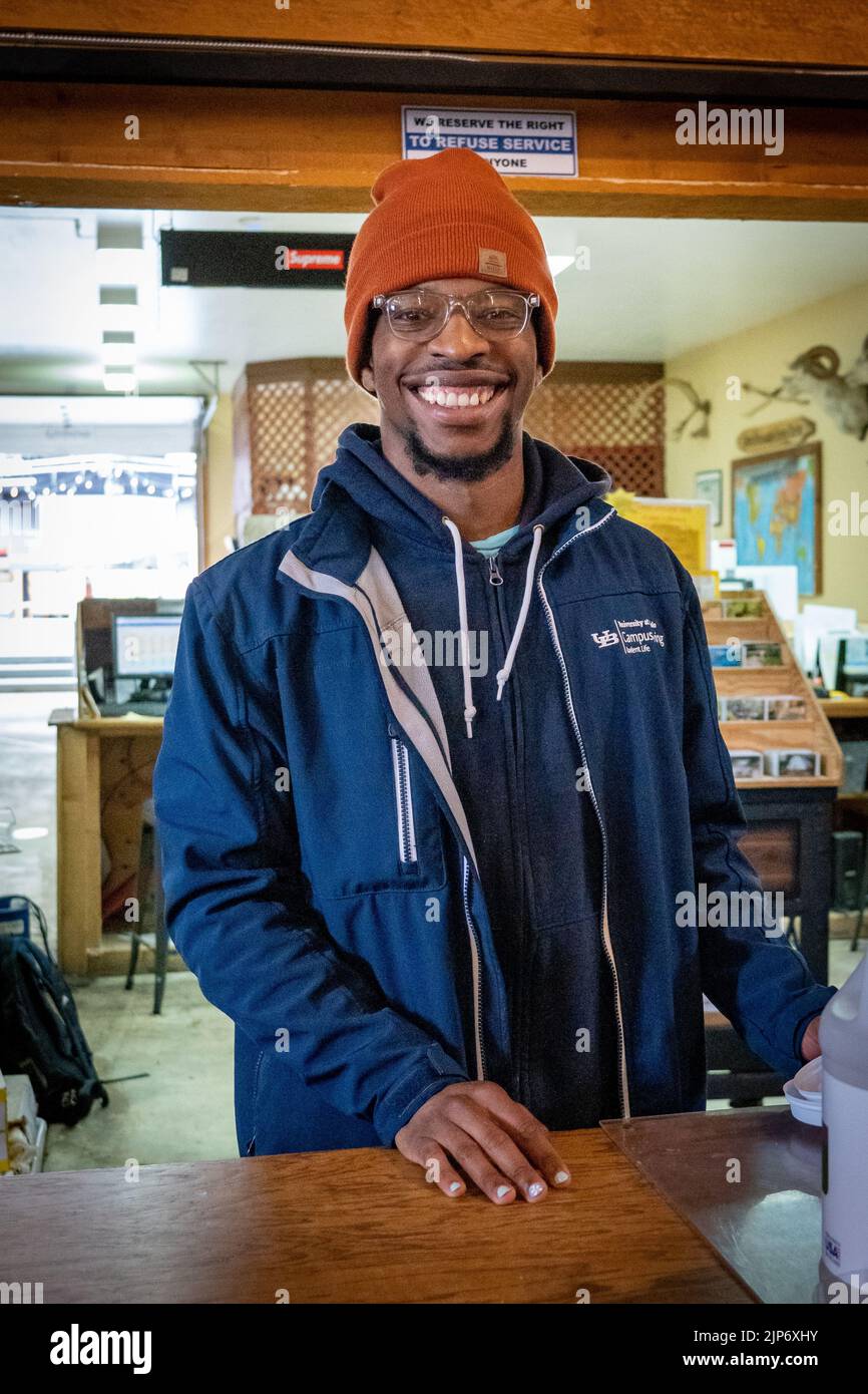 Die Mitarbeiterin von Chena Hot Springs begrüßt die Gäste im Aktivitätszentrum Stockfoto