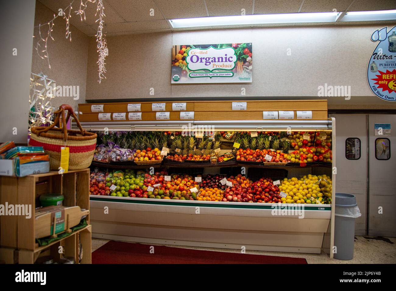 Frische Bio-Früchte werden in einem Merchandiser im 3-Restaurant „The Reverers Food Co-op Natural Grocery & Deli“ in Fort Wayne, Indiana, USA, ausgestellt. Stockfoto
