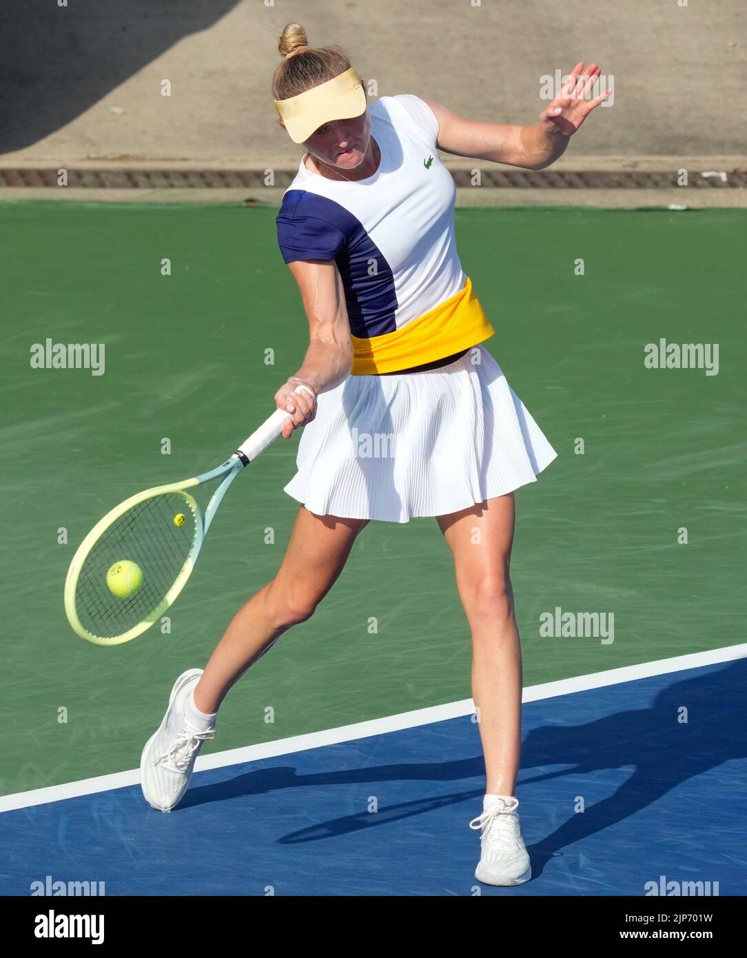 15. August 2022: Aliaksandra Sasnovich (RUS) verliert gegen Catherine McNally (USA), 6-3, 3-6, 7-6 bei den Western & Southern Open, gespielt im Lindner Family Tennis Center in Cincinnati, Ohio, {USA} © Leslie Billman/Tennisclix/Cal Sport Media Stockfoto