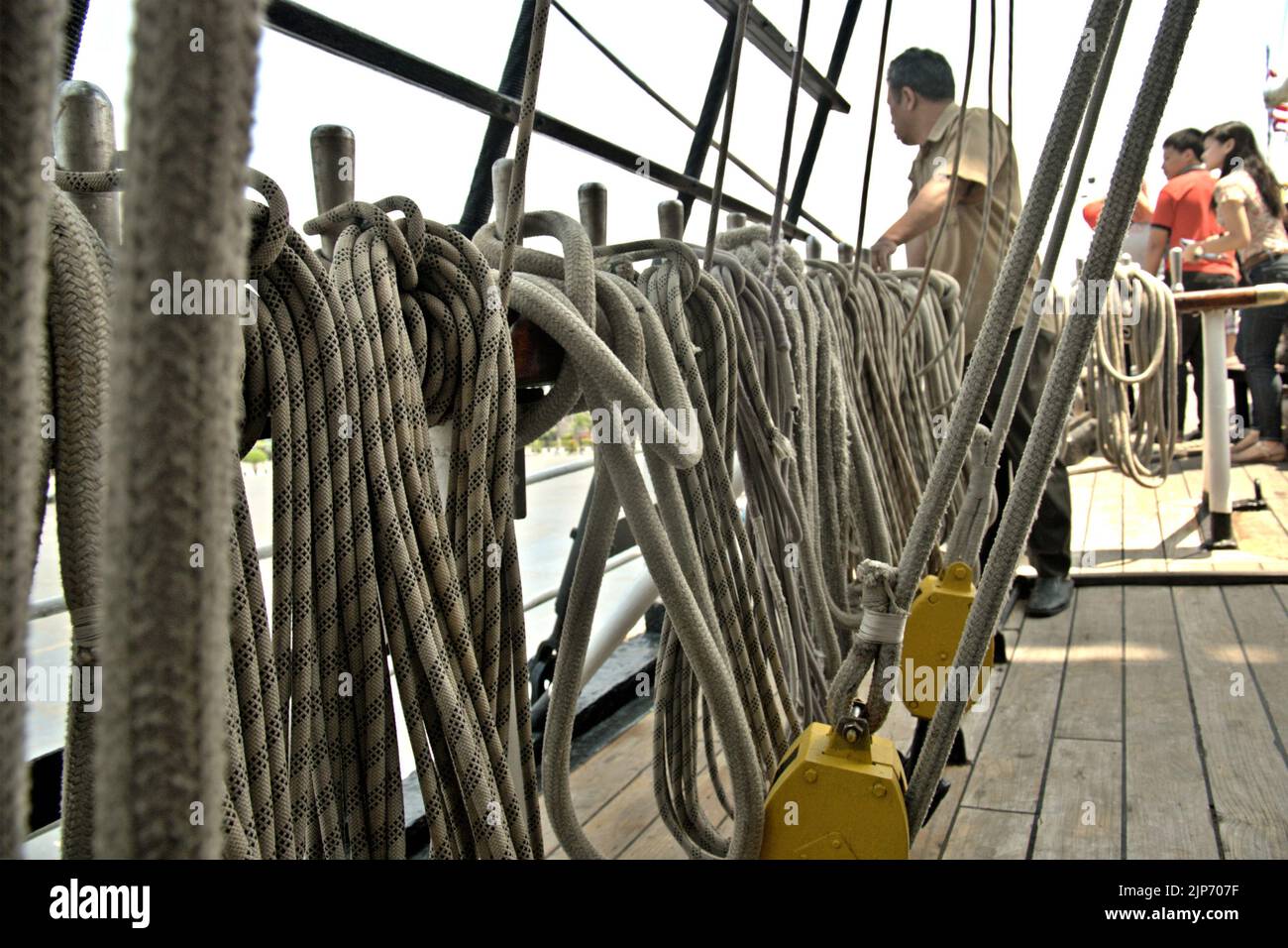 Ein Blick auf die Bootsseile auf dem indonesischen Hochschiff KRI Dewaruci (Dewa Ruci), da der Barquentin-Schoner für öffentliche Besucher am Kolinlamil-Hafen in Tanjung Priok, Nord-Jakarta, Jakarta, Indonesien, geöffnet wird. Stockfoto