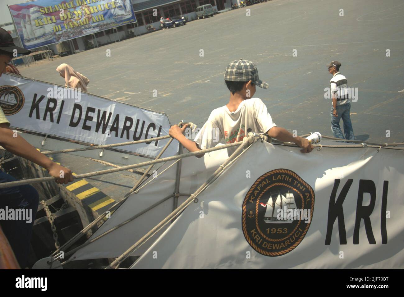 Besucher, die die Leiter von KRI Dewaruci (Dewa Ruci), einem indonesischen Hochschiff, hinunterlaufen, da der Barquentin-Schoner für öffentliche Besucher am Kolinlamil-Hafen (Navy Harbour) in Tanjung Priok, Nord-Jakarta, Jakarta, Indonesien, geöffnet wird. Stockfoto