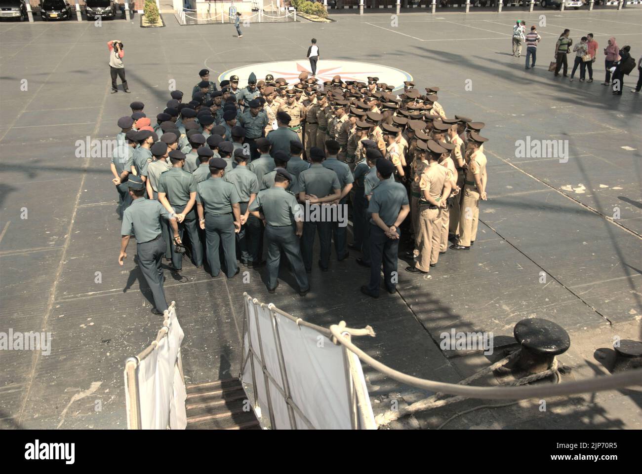 Kadetten und Offiziere der indonesischen Marine, die an einem Briefing teilnehmen, da KRI Dewaruci (Dewa Ruci), ein indonesisches Tall-Schiff, für öffentliche Besucher im Kolinlamil-Hafen in Tanjung Priok, Nord-Jakarta, Jakarta, Indonesien, geöffnet wird. Stockfoto