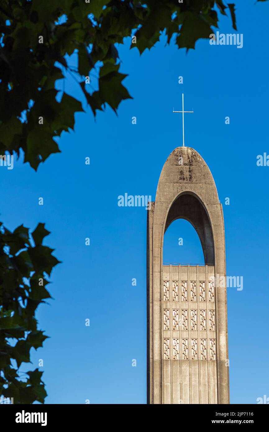 Glockenturm der alten Kirche, isoliert am blauen Himmel. Westminster Abbey Cathedral, Kanada, Seminar of Christ the King-August 8,2022-Niemand, Reise phot Stockfoto