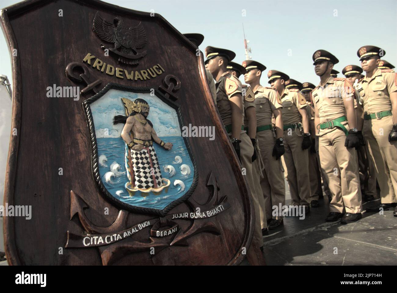 Indonesische Marinekadetten stehen Schlange, um über die Leiter auf das indonesische Hochschiff KRI Dewaruci (Dewa Ruci) zu gelangen, da der Barquentin-Schoner für öffentliche Besucher am Kolinlamil-Hafen (Navy Harbour) in Tanjung Priok, Nord-Jakarta, Jakarta, Indonesien, geöffnet wird. Stockfoto