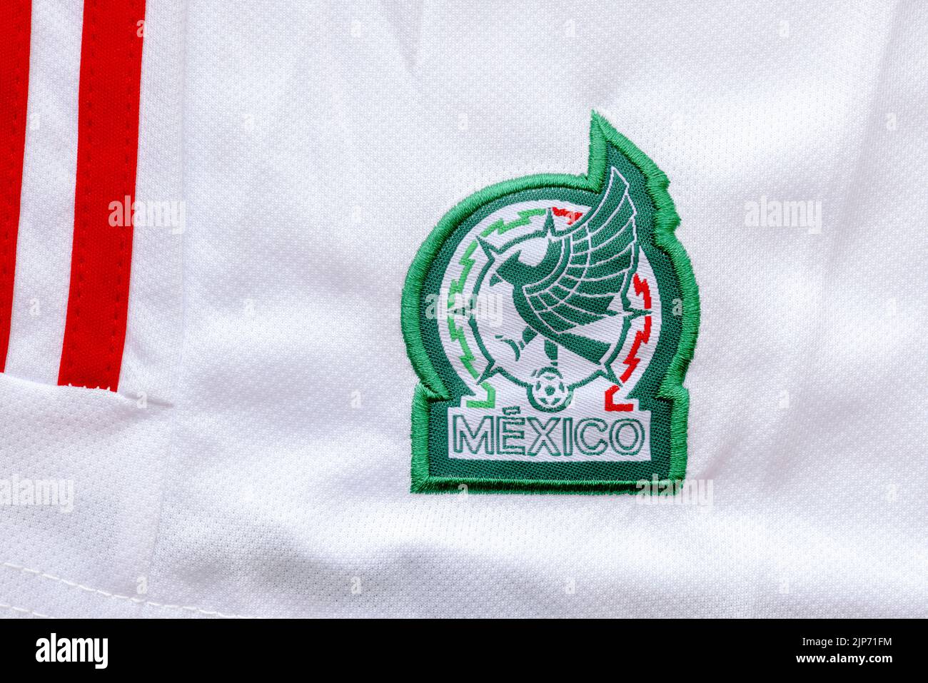 Calgary, Alberta, Kanada. August 15, 2022. Nahaufnahme eines weißen mexikanischen Trikots mit nationalen Logos. Stockfoto