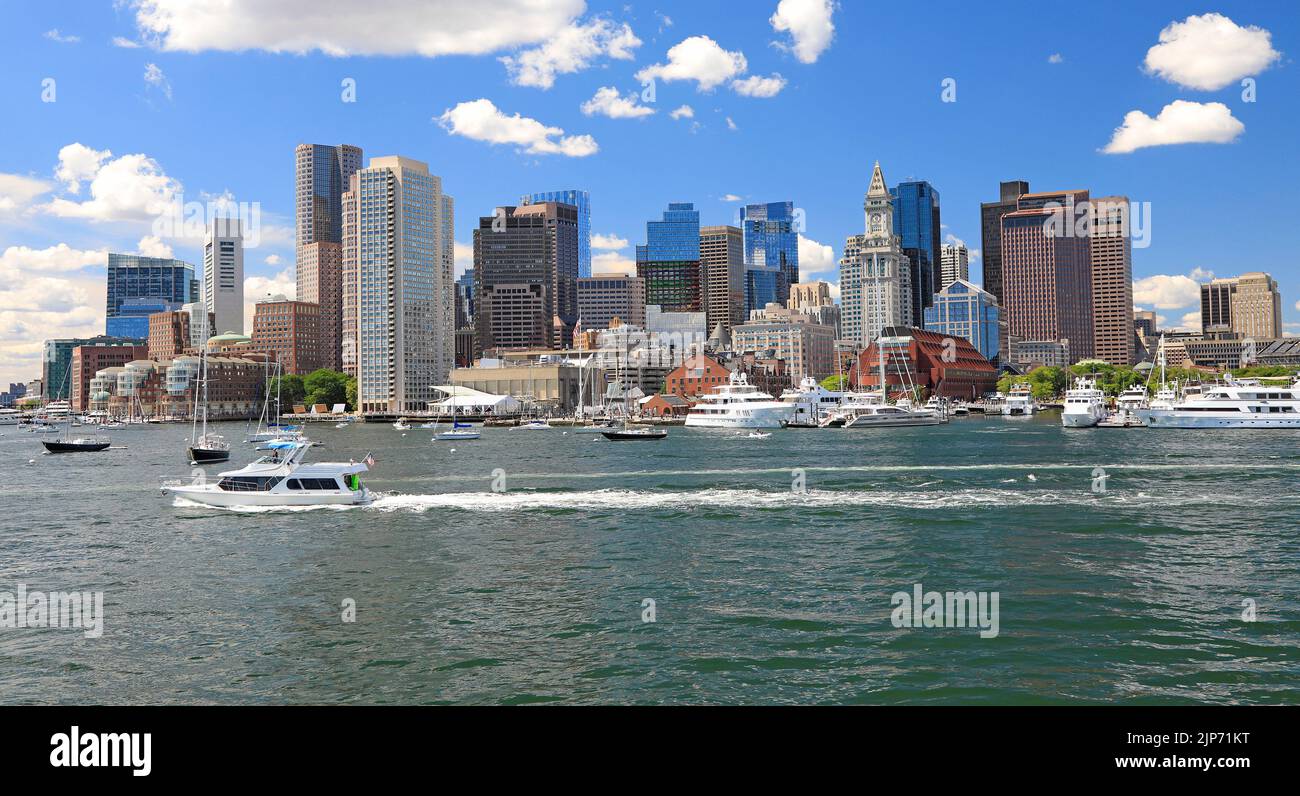 Boston Skyline und Hafen mit Booten und Atlantik im Vordergrund, USA Stockfoto