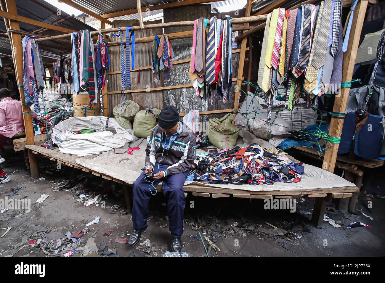 Nairobi, Kenia. 15. August 2022. Ein kenianischer Händler für Second-Hand-Kleidung verfolgt die Bekanntgabe der Präsidentschaftsergebnisse auf dem Gikomba-Markt in Nairobi telefonisch. Der Vorsitzende der unabhängigen Wahlkommission (IEBC) erklärte nach einem knappen Präsidentschaftsrennen den stellvertretenden Präsidenten William Ruto zum Sieger. Kredit: SOPA Images Limited/Alamy Live Nachrichten Stockfoto