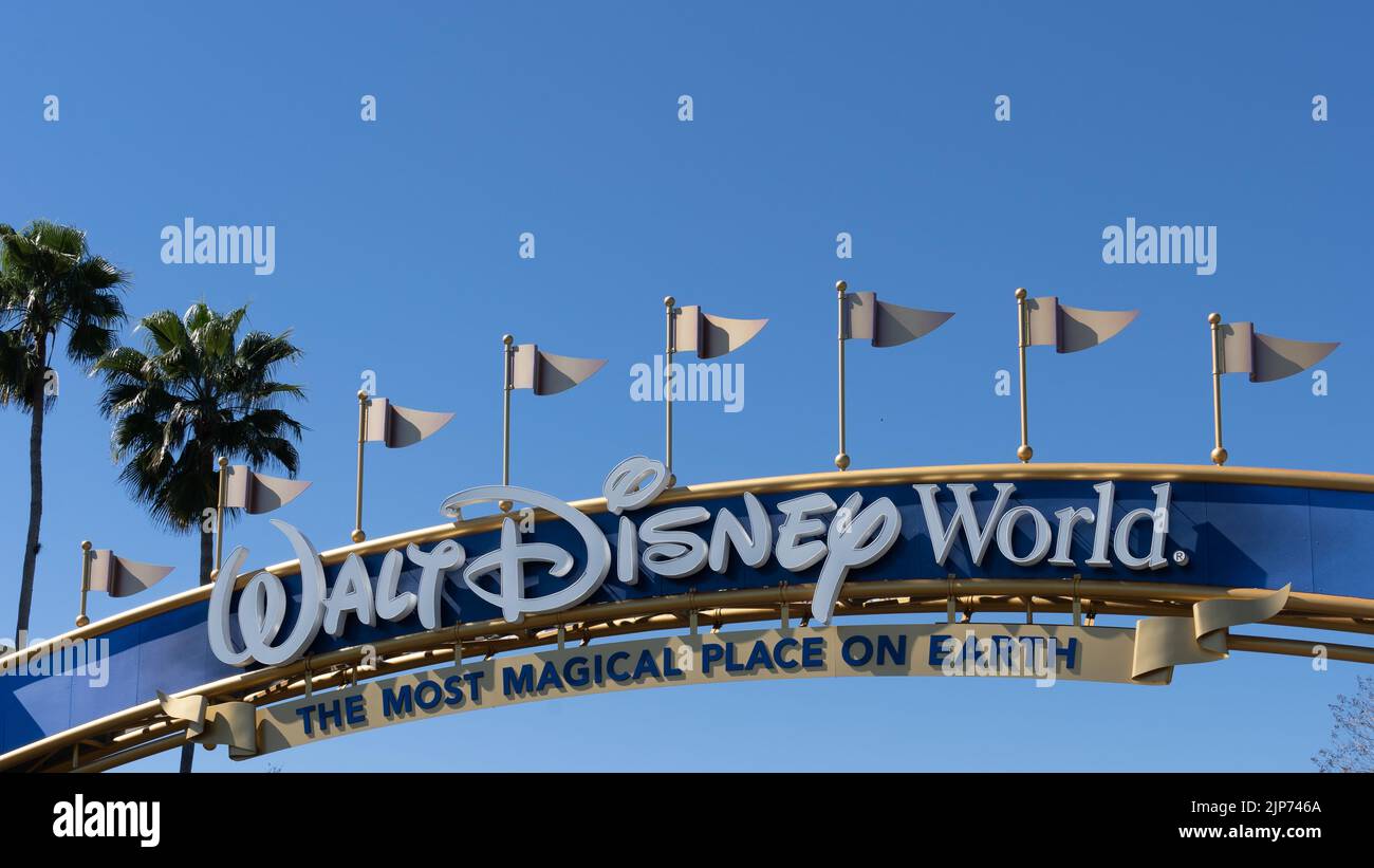 Orlando, Florida, USA - 9. Februar 2022: Nahaufnahme des Walt Disney World Schildes am Torbogen in Orlando, Florida, USA. Stockfoto