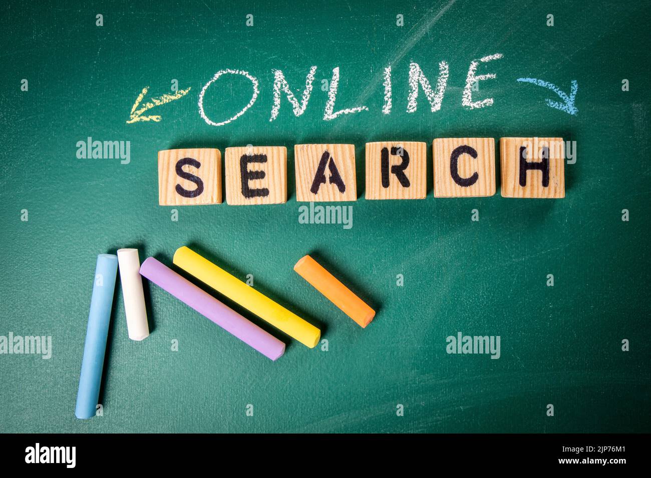 Konzept der Online-Suche. Text auf Tafelhintergrund. Stockfoto