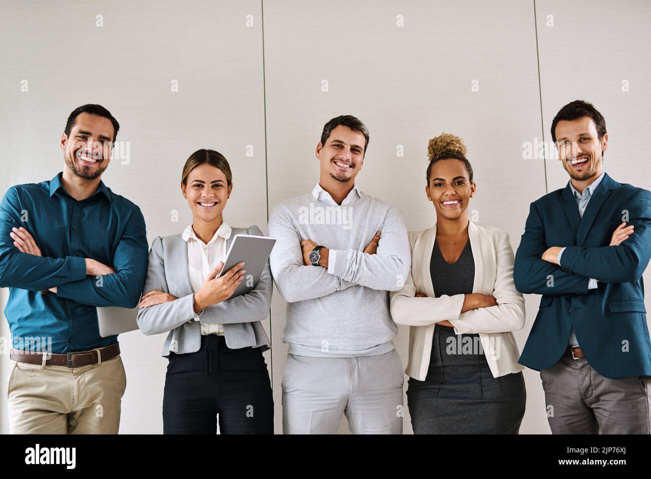 Sein Vertrauen, das durch sie alle strahlt. Porträt einer Gruppe von Geschäftsleuten, die in einem Büro stehen. Stockfoto