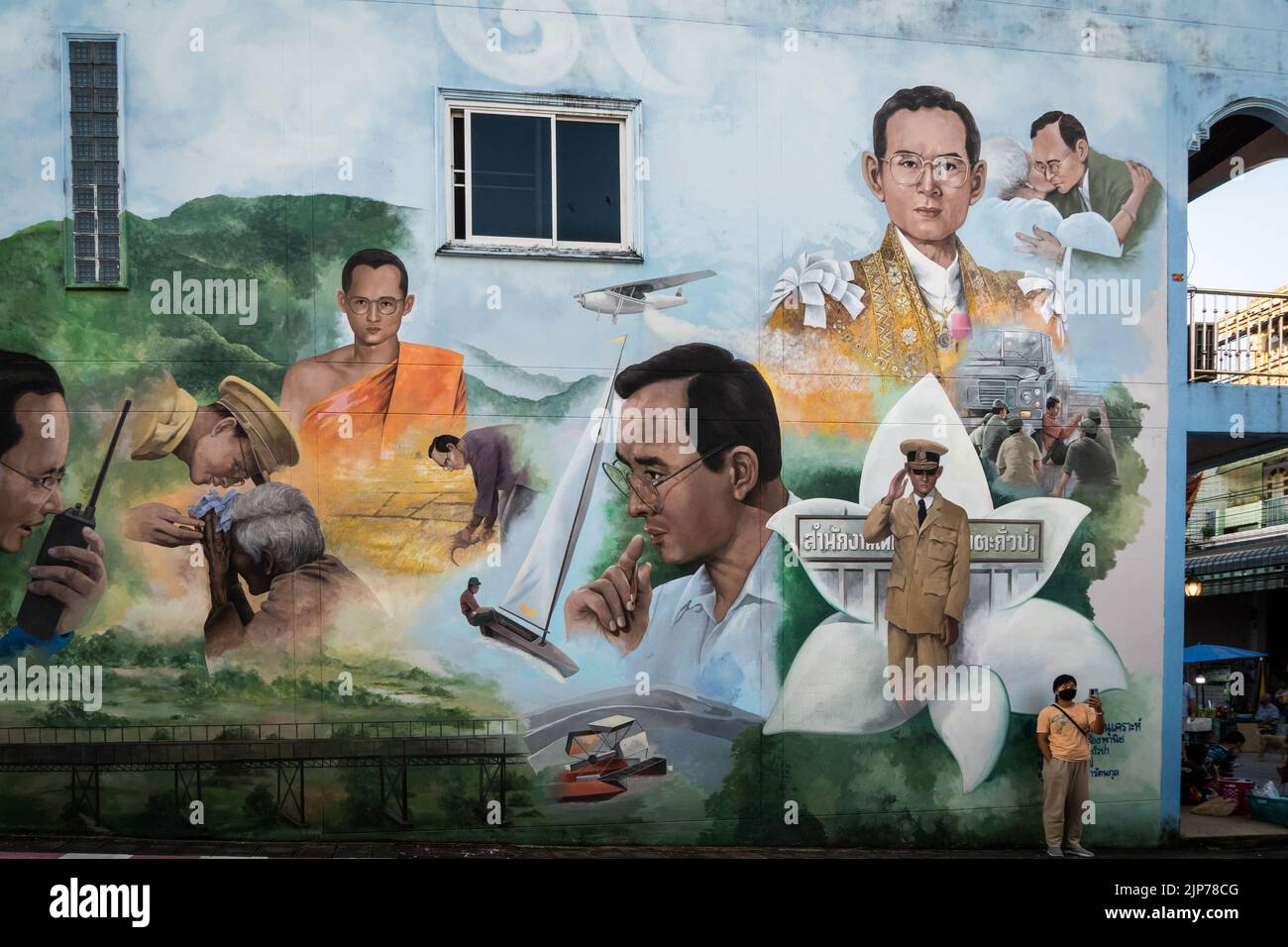 Bangkok. Thailand, 16/08/2022, das tägliche Leben, während der Tourismus in Thailand wieder aufblügt. Ein Tourist macht ein Selfie vor einem großen Wandbild des verstorbenen Königs Bhumibol Adulyadej an einer Wanderstraße in Phang Nga, Thailand. Matt Hunt/Neato Stockfoto