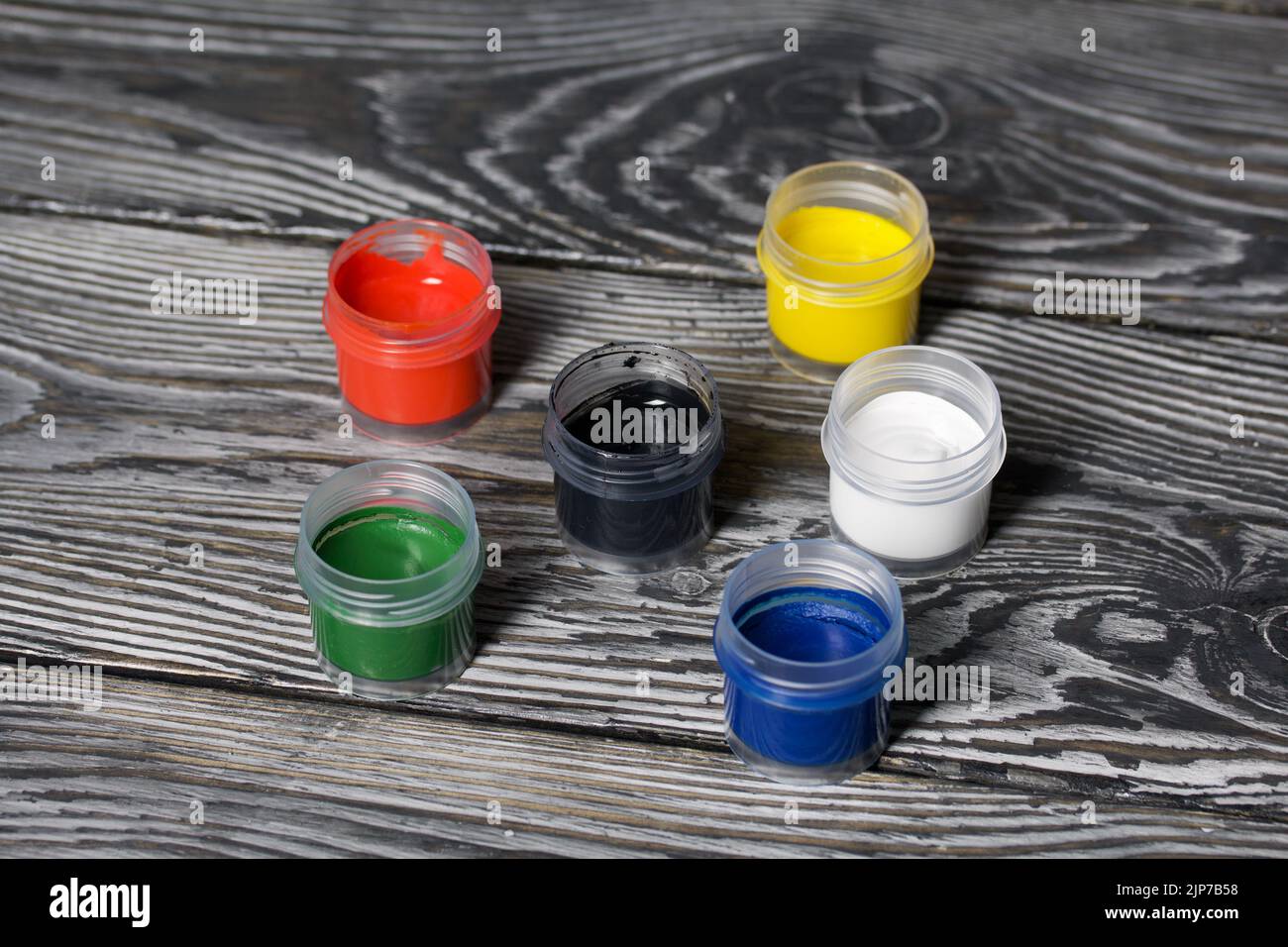 Gouache-Set. Farbdosen öffnen. Auf Kiefernbrettern. Nahaufnahme. Stockfoto