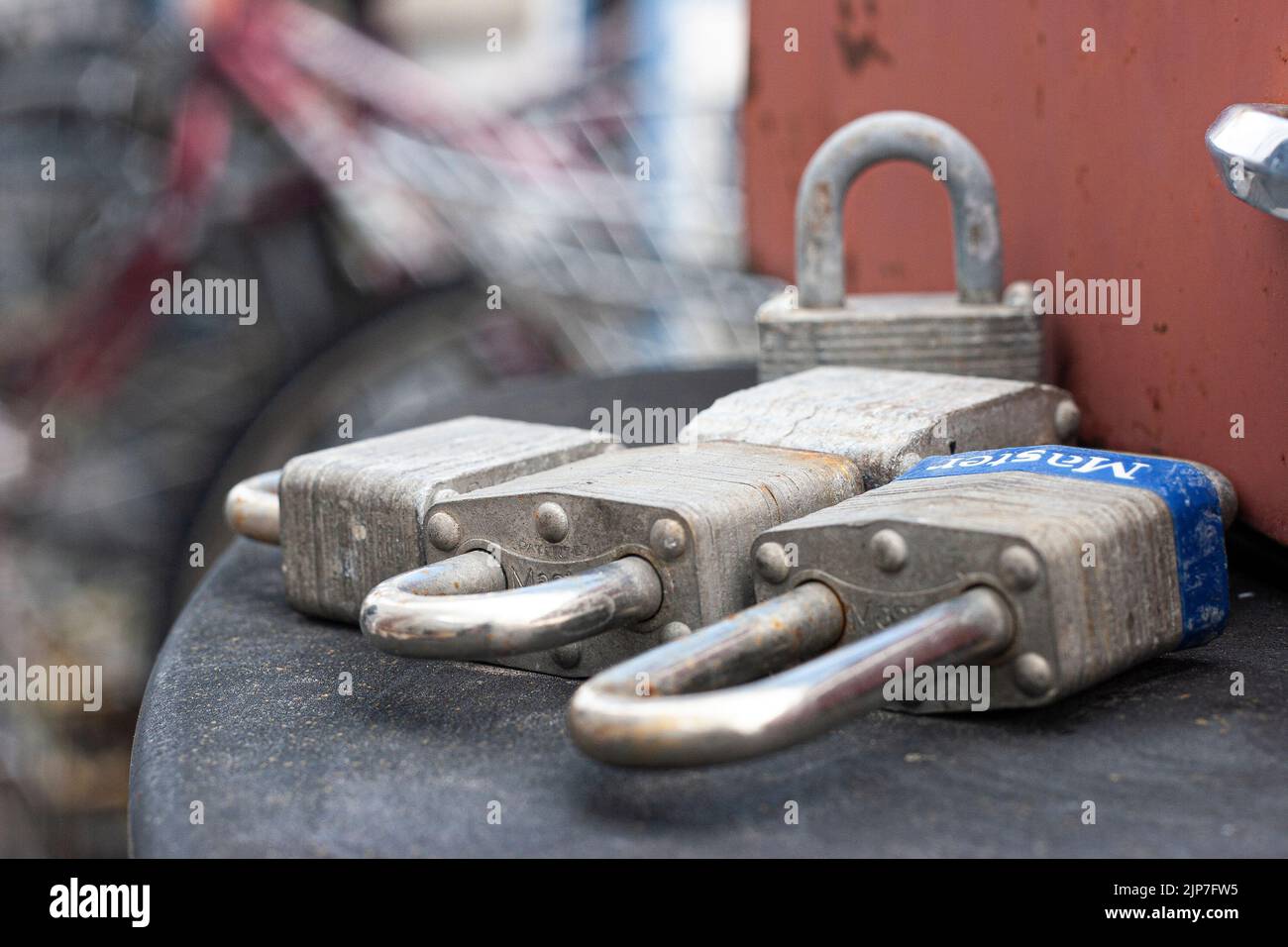 Schlösser sitzen auf einem Stapel in einem Schrottplatz in Idaho Stockfoto