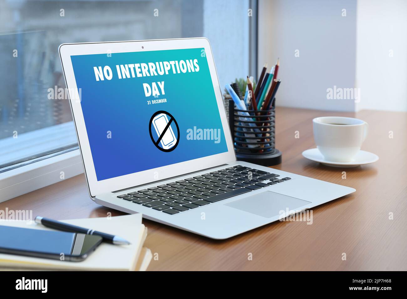 Text OHNE UNTERBRECHUNGEN TAG auf dem Bildschirm des modernen Laptops am Arbeitsplatz im Büro Stockfoto