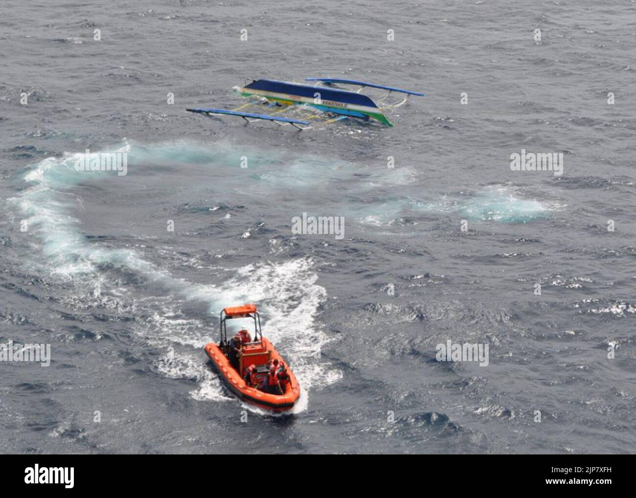 Das Rigid-Rumpfaufblasbare (RHIB) Boot vom Military Sealift Command Fleet Replenishment Oiler USNS John Ericsson (T-AO 194) kehrt mit fünf 100714 zum Schiff zurück Stockfoto