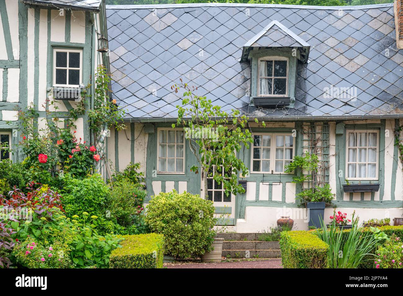 Das Fachwerkhaus macht Le Bec-Hellouin in der Normandie zu einem der schönsten Dörfer Frankreichs, dem plus beaux Village de France Stockfoto
