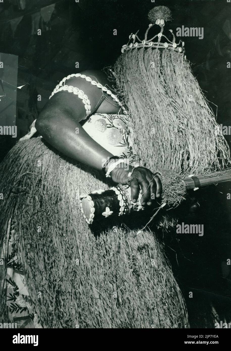 Schwarz-Weiß-Fotografie einer Frau, die einen rituellen Candomble-Tanz aufführt, Bahia, Brasilien Stockfoto