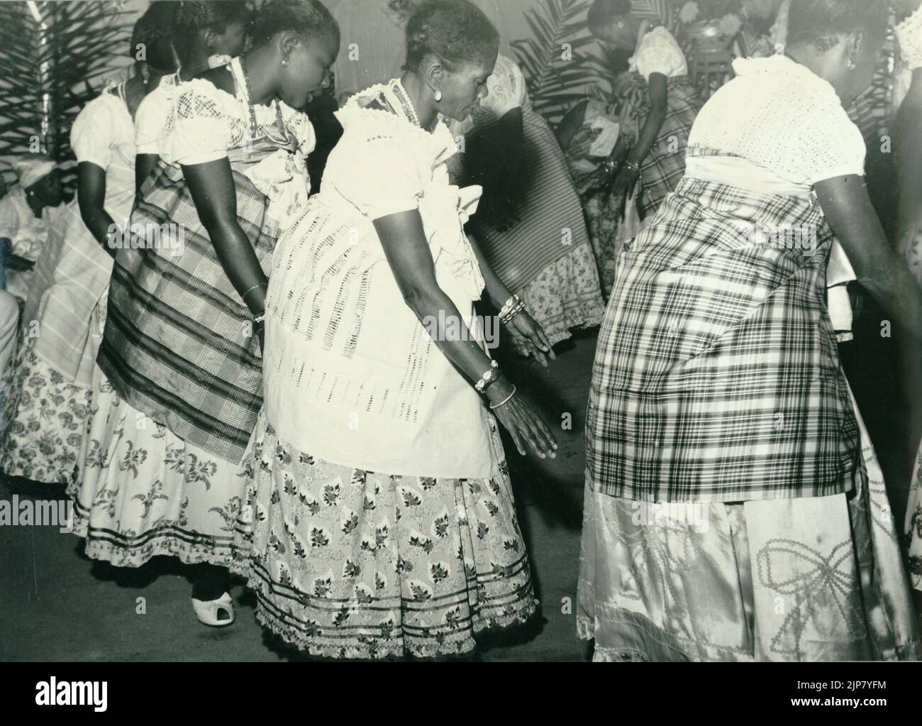 Schwarz-Weiß-Fotografie von Frauen, die einen Candomblé-Ritualtanz aufführen, Bahia, Brasilien Stockfoto