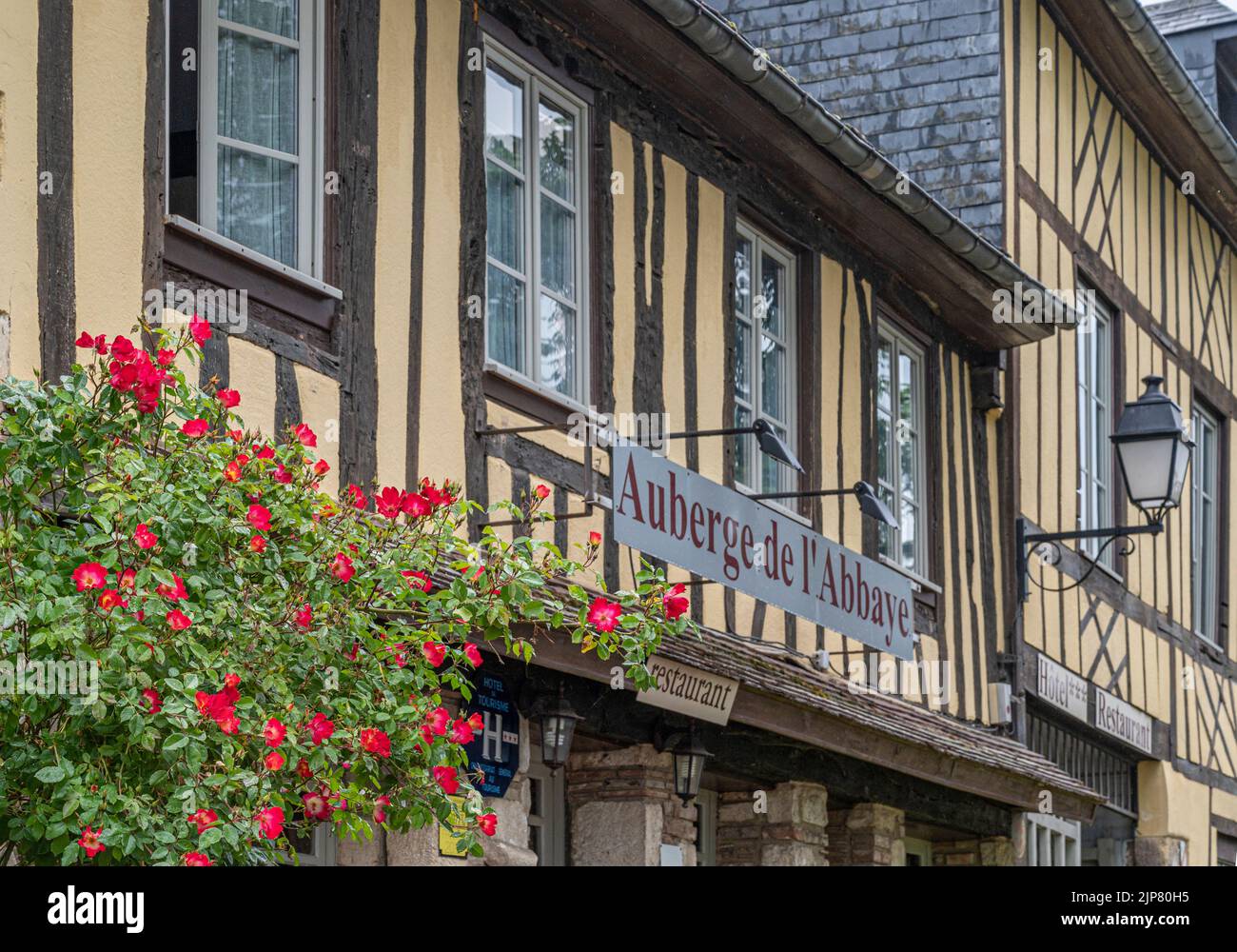 Das Fachwerkhaus macht Le Bec-Hellouin in der Normandie zu einem der schönsten Dörfer Frankreichs, dem plus beaux Village de France Stockfoto