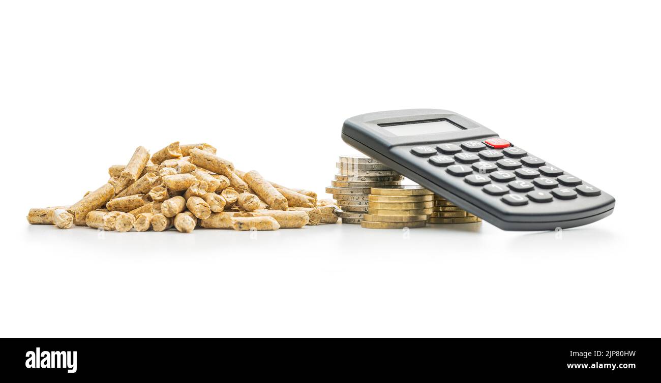 Holzpellets, Taschenrechner und Münzen Geldkopf isoliert auf weißem Hintergrund. Biomasse - Erneuerbare Wärmequelle. Stockfoto