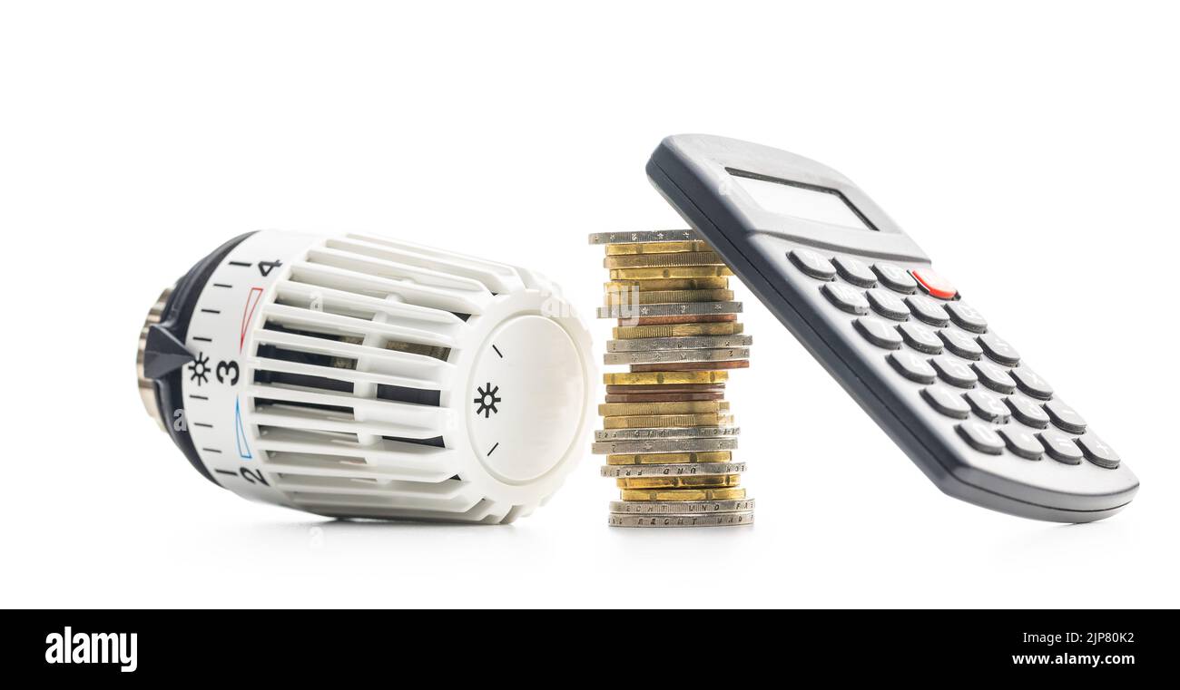 Thermostat-Ventilkopf, Münzen und Rechner isoliert auf weißem Hintergrund. Stockfoto