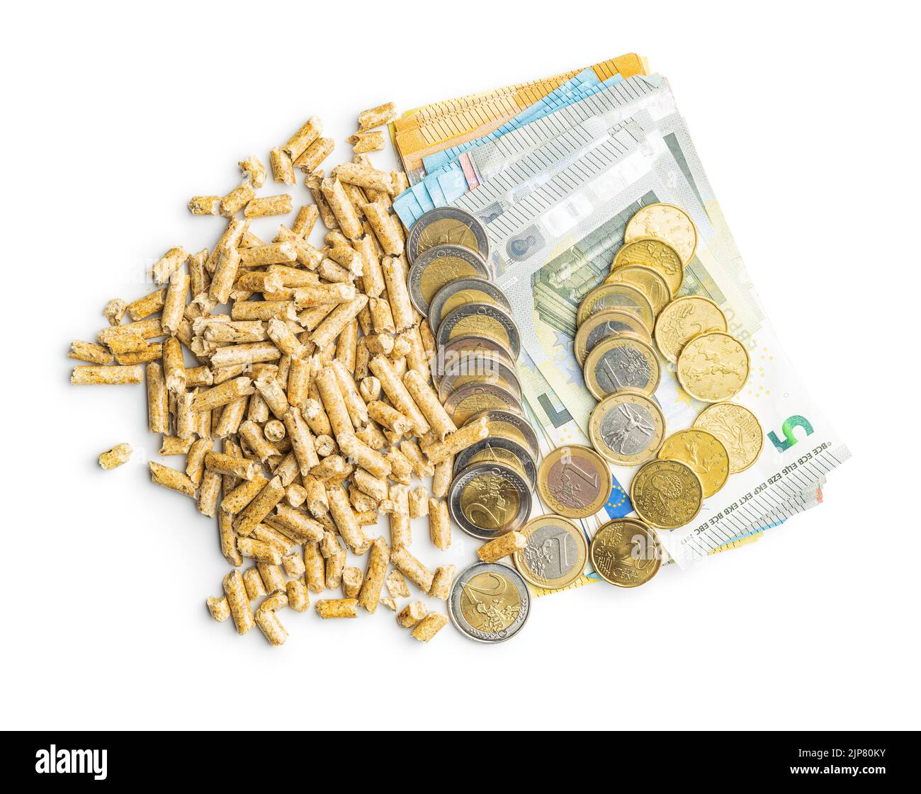 Holzpellets und Euro-Geld isoliert auf weißem Hintergrund. Biomasse - Erneuerbare Wärmequelle. Stockfoto