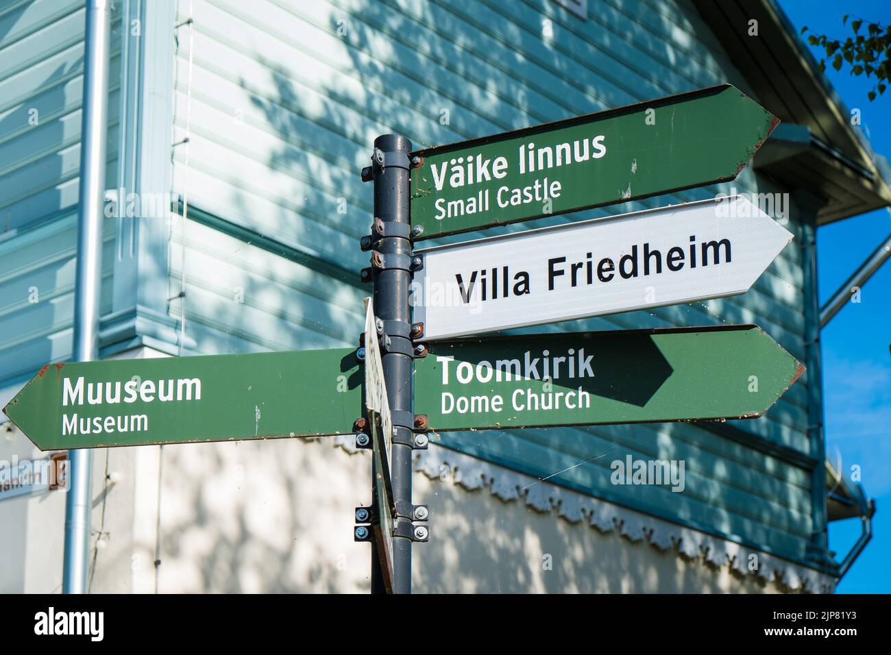 Schild mit Hinweis auf verschiedene Sehenswürdigkeiten und Touristenattraktionen in Haapsalu, Estland. Stockfoto
