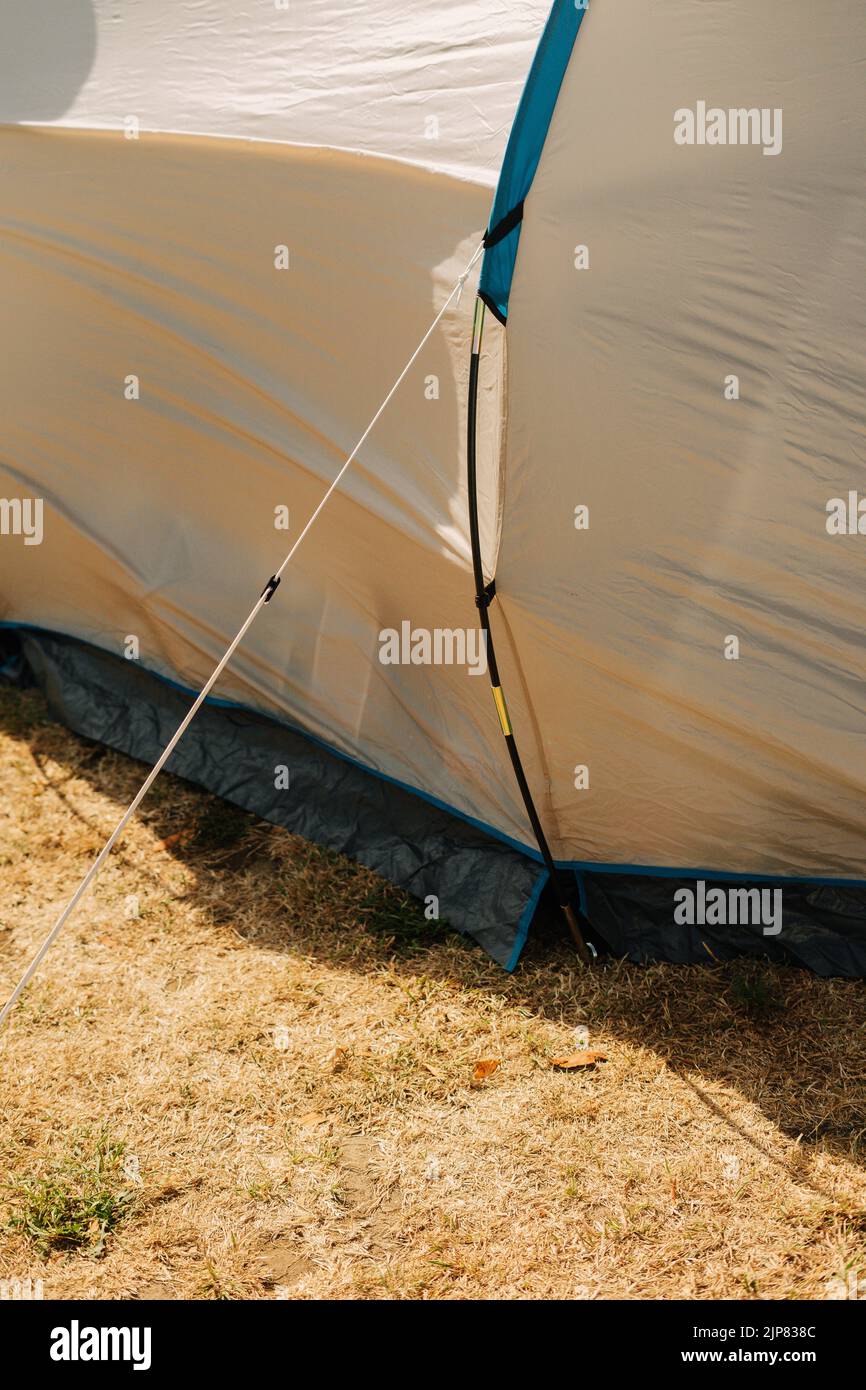 Detail der Guy-Linien auf einem Camping-Zelt auf dem Boden gepflanzt Stockfoto
