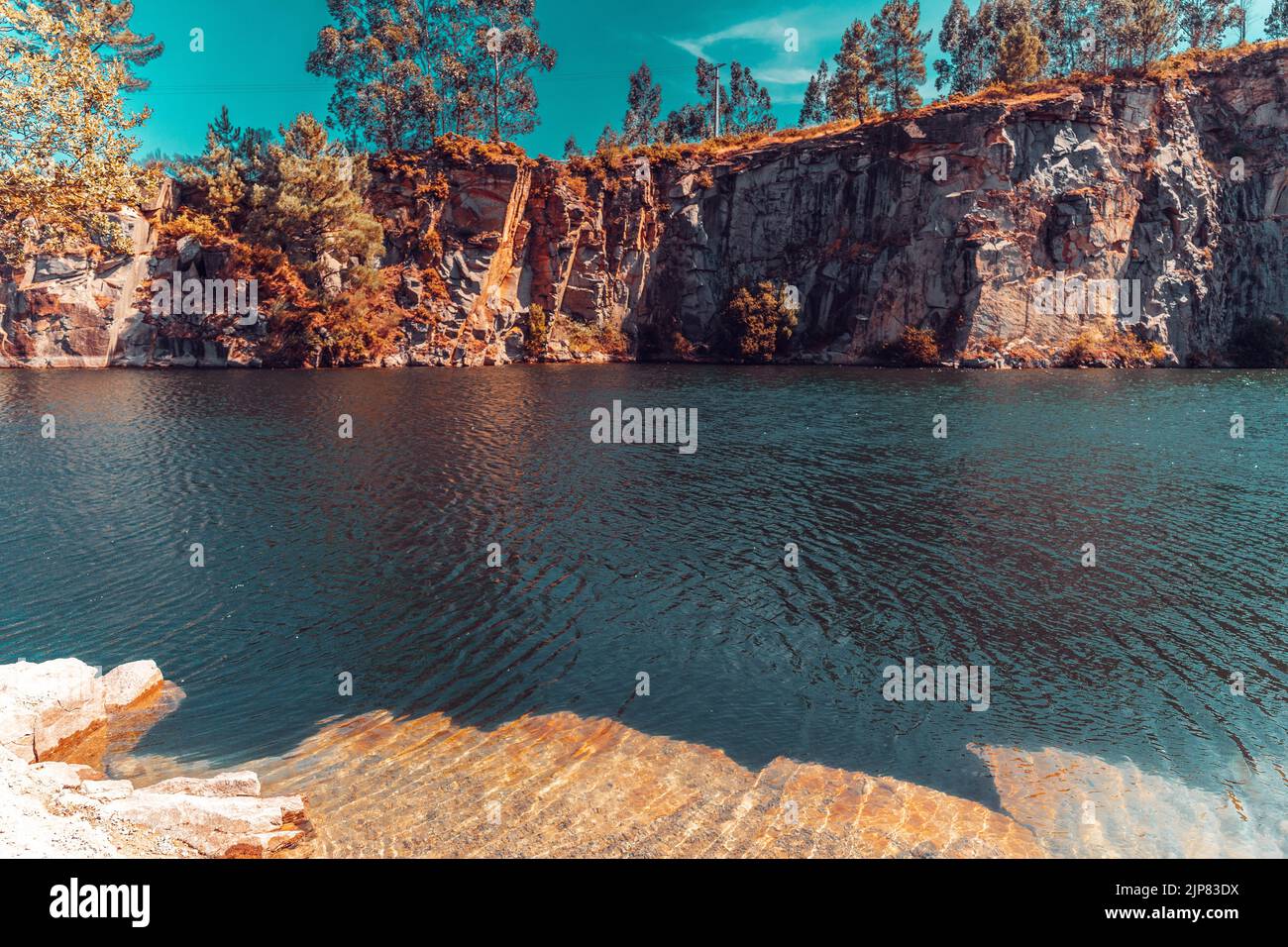 Überfluteter und verlassener Steinbruch mit einem Infrarotfilter Stockfoto