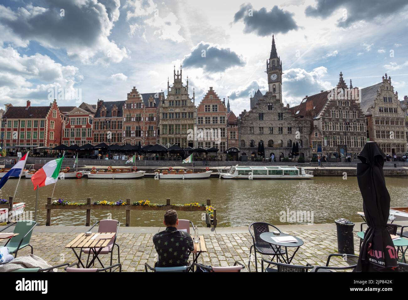 Die historische mittelalterliche Stadt Gent mit Blick auf Korenlei und Graslei Kai im Fluss Lys. Belgien. Stockfoto