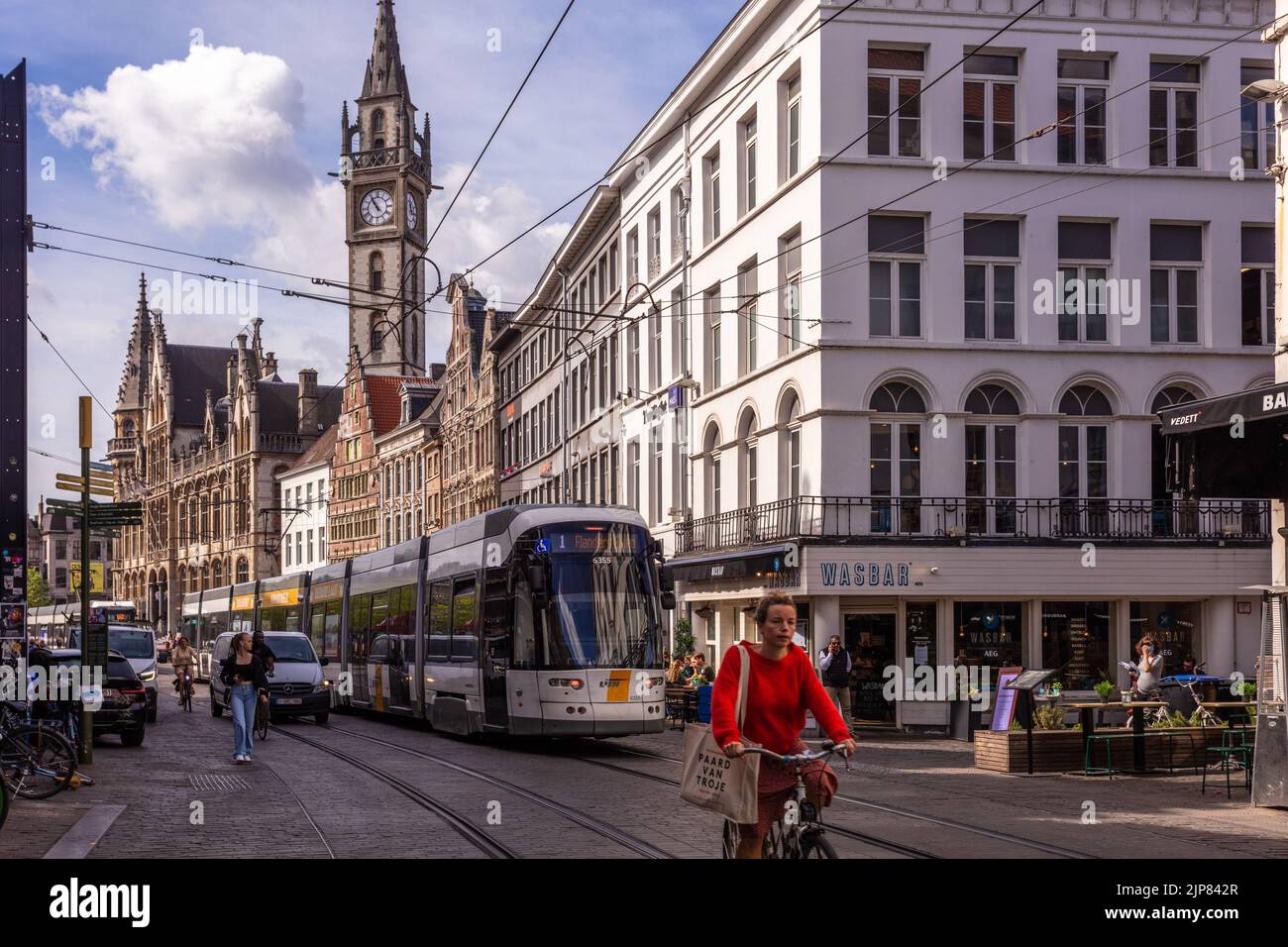 Eine Straßenbahn fährt am Korenmarkt im Zentrum von Gent entlang. Belgien. Stockfoto