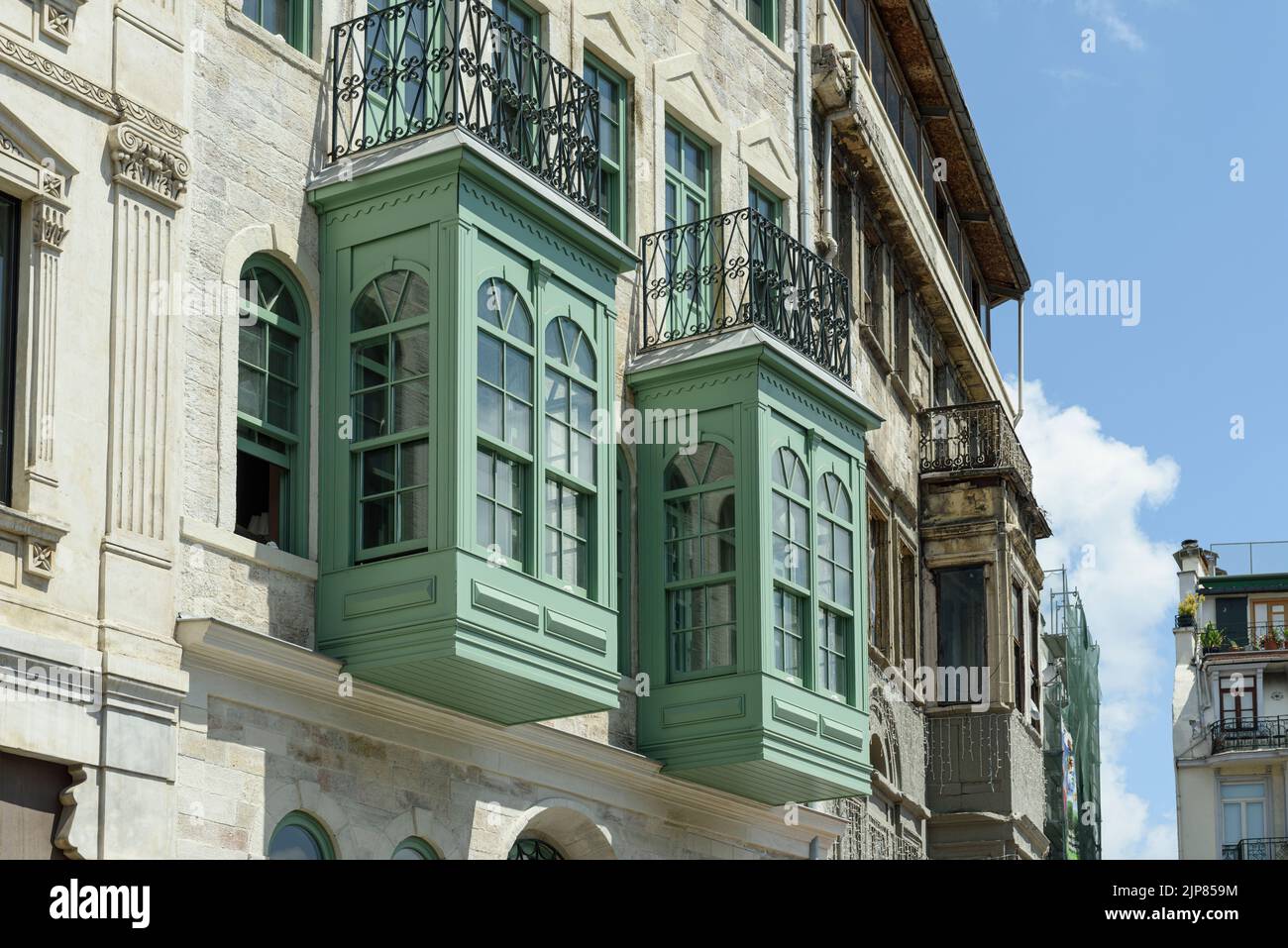 ISTANBUL, TÜRKEI - 2. AUGUST 2022: Blick auf die Galata-Straßen. Galata beherbergt den Galata Tower, einer der berühmtesten historischen Stätten Istanburs Stockfoto